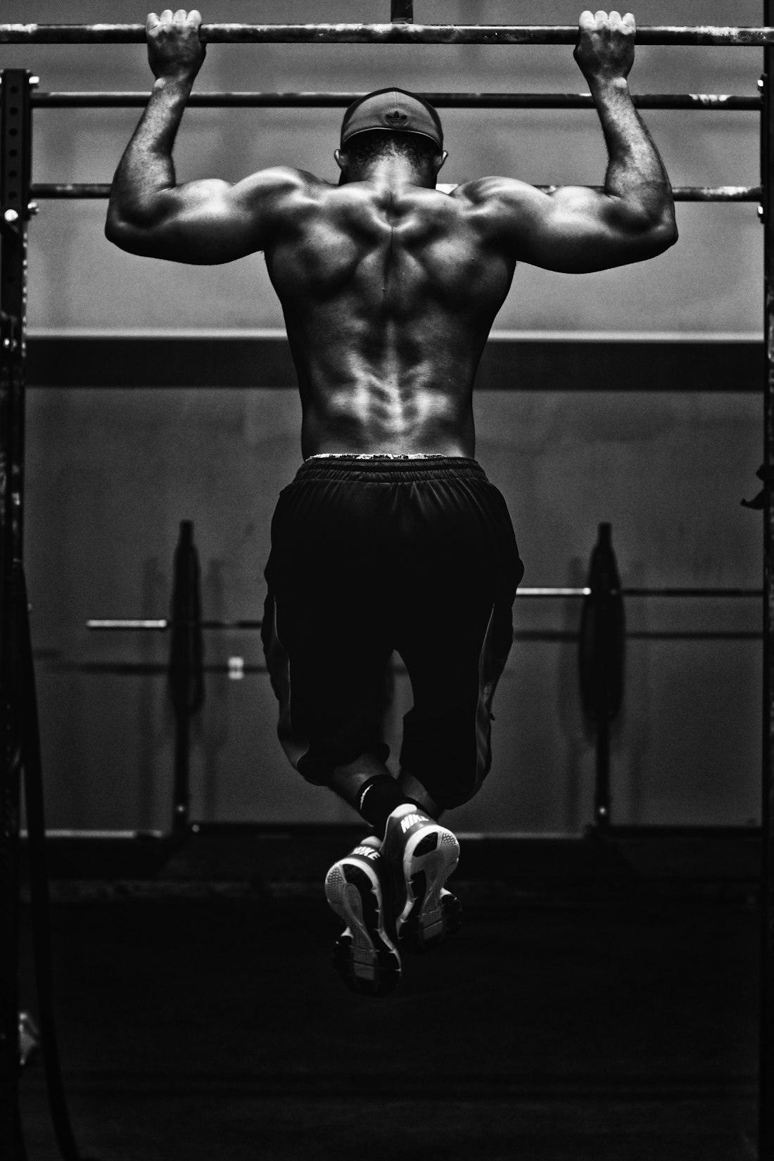 A coach seen from behind at the top of a pull-up